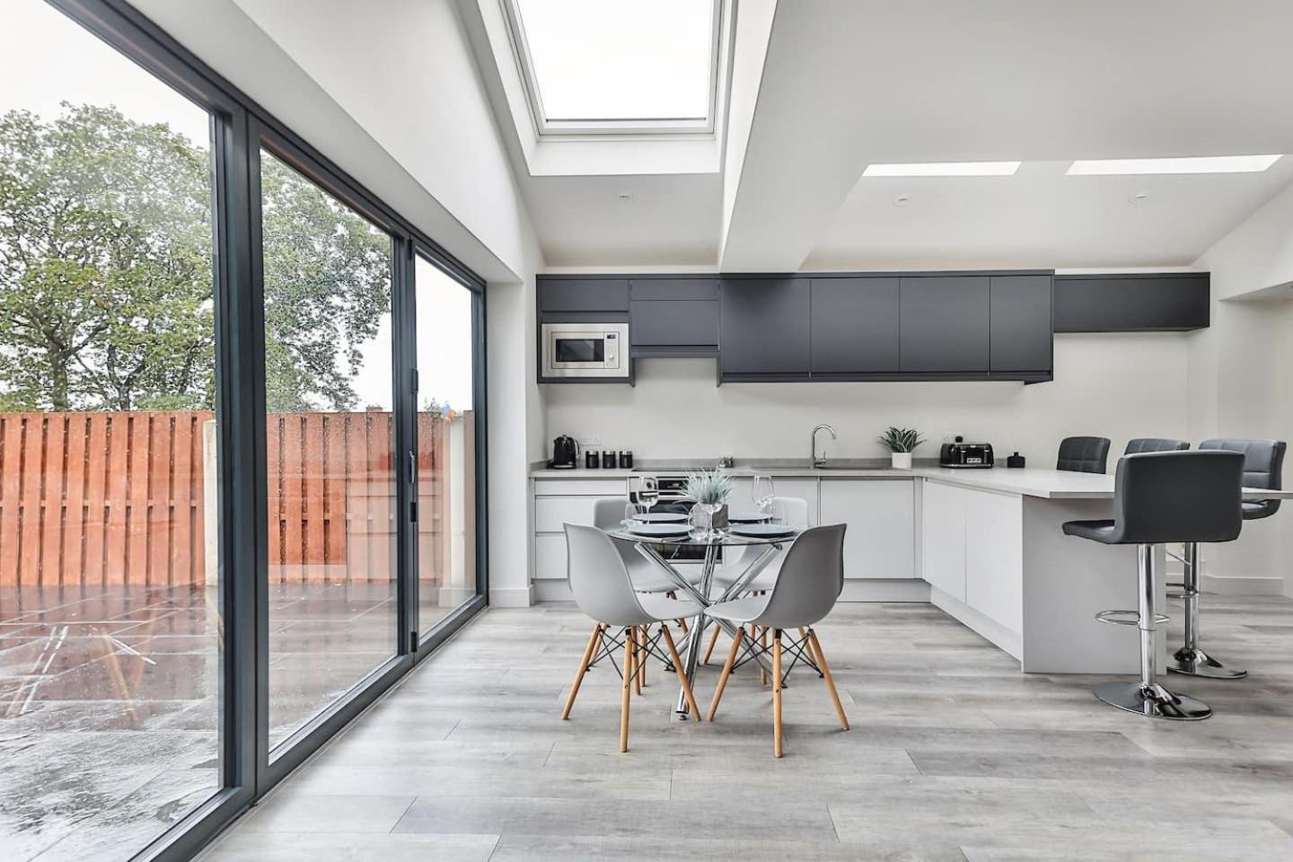 Spacious, Modern 2 Bed With Ensuites * Sheffield