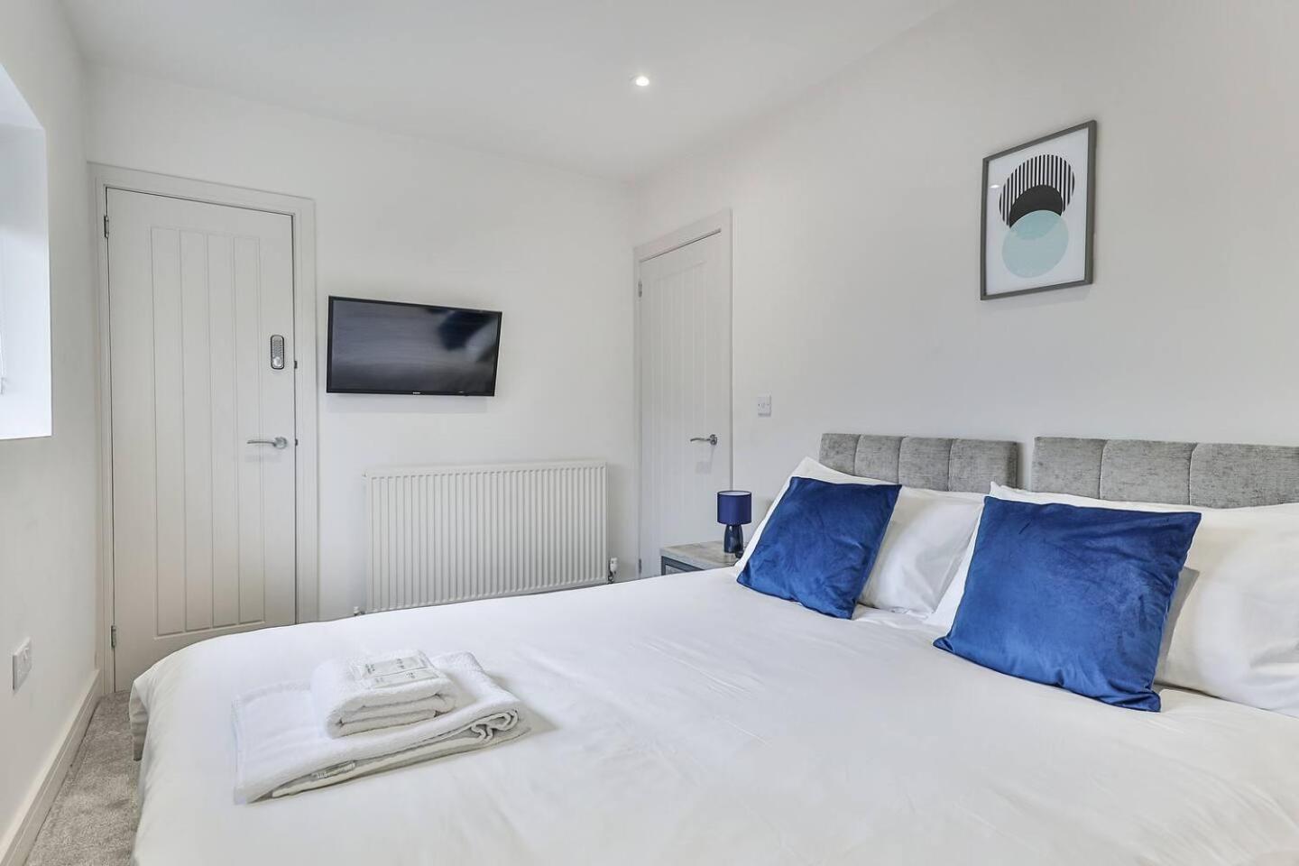 3 Bed Refurbished, Modern House, Wifi, Patio Area Sheffield