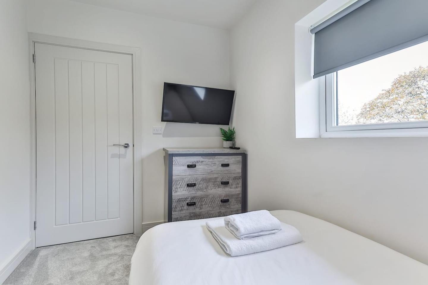 3 Bed Refurbished, Modern House, Wifi, Patio Area *