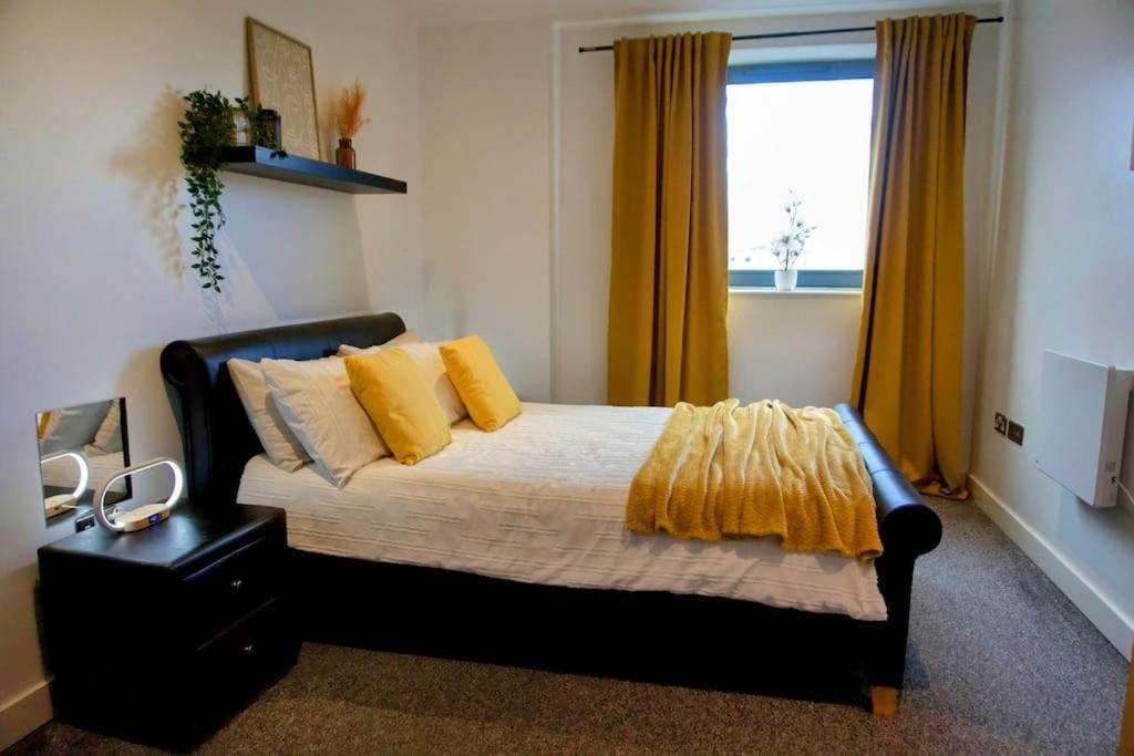 Centre 2 Bed & 2 Bath With Free Secured Parking Near And Hospital Apartment