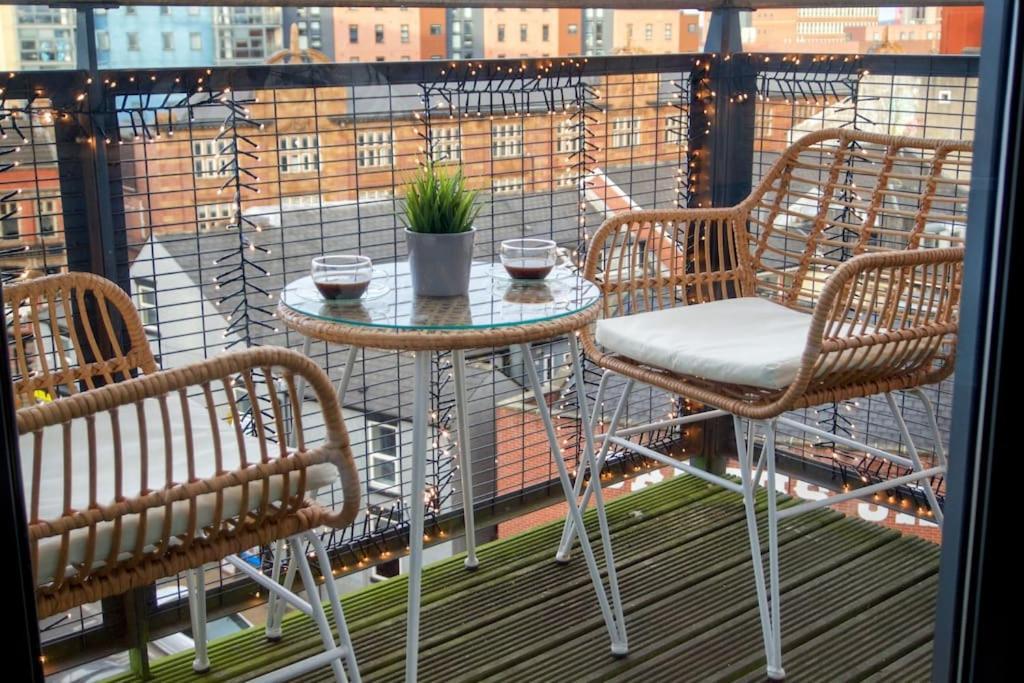 Centre 2 Bed & 2 Bath With Free Secured Parking Near And Hospital *