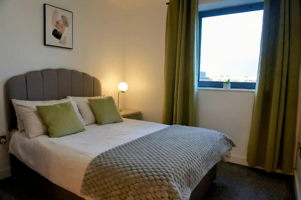 Centre 2 Bed & 2 Bath With Free Secured Parking Near And Hospital