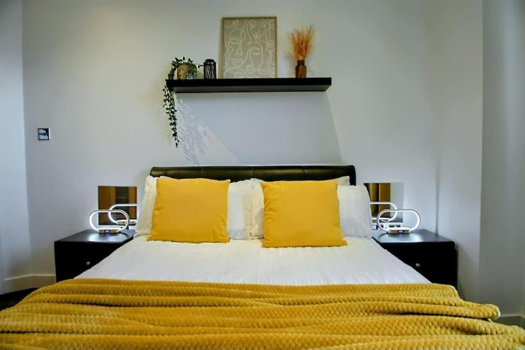 Apartment Centre 2 Bed & 2 Bath With Free Secured Parking Near And Hospital