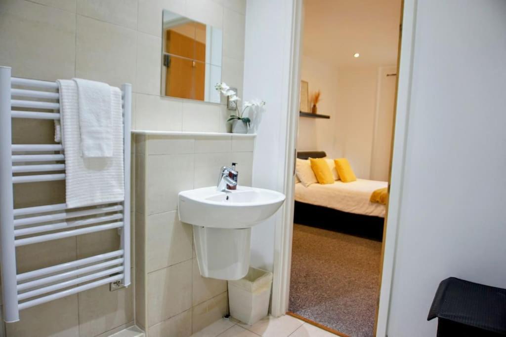 Centre 2 Bed & 2 Bath With Free Secured Parking Near And Hospital Apartment *