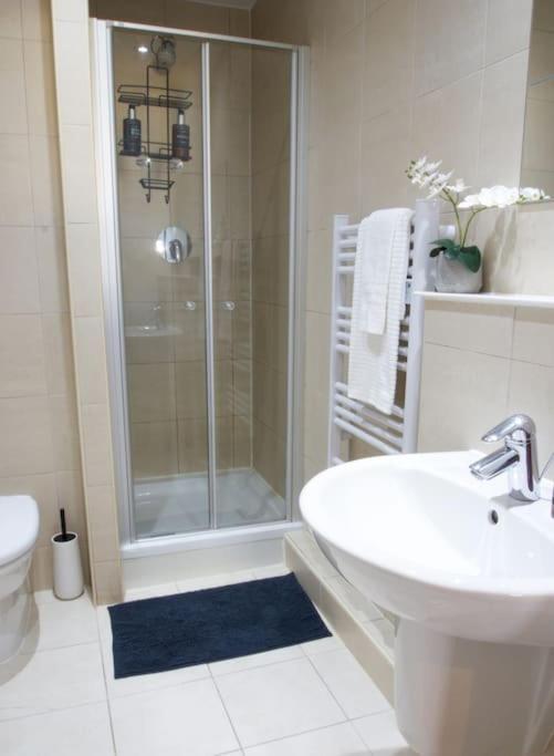 Apartment Centre 2 Bed & 2 Bath With Free Secured Parking Near And Hospital *