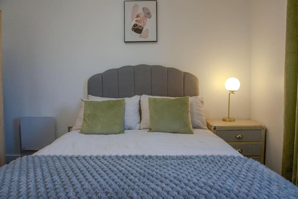 Centre 2 Bed & 2 Bath With Free Secured Parking Near And Hospital