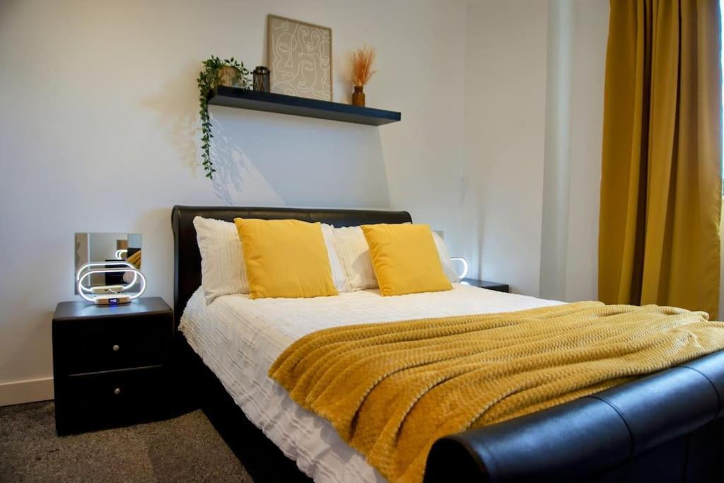 Centre 2 Bed & 2 Bath With Free Secured Parking Near And Hospital *