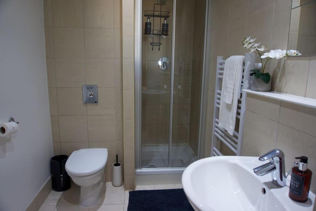 Centre 2 Bed & 2 Bath With Free Secured Parking Near And Hospital