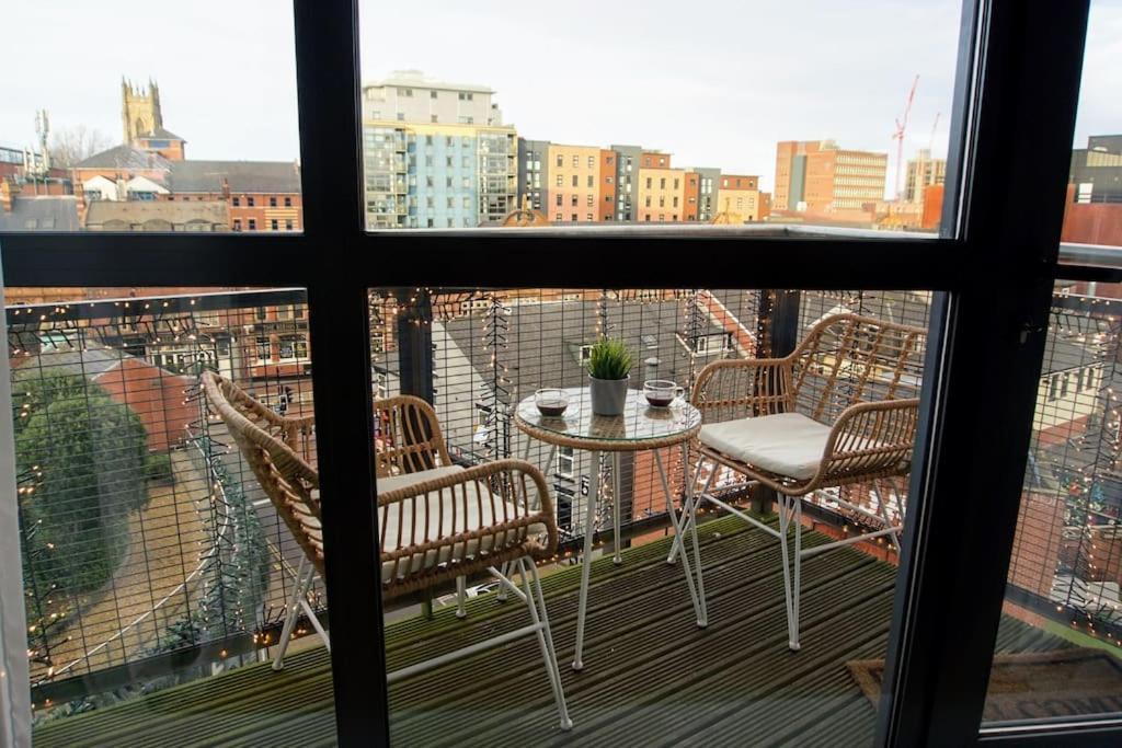 Centre 2 Bed & 2 Bath With Free Secured Parking Near And Hospital *