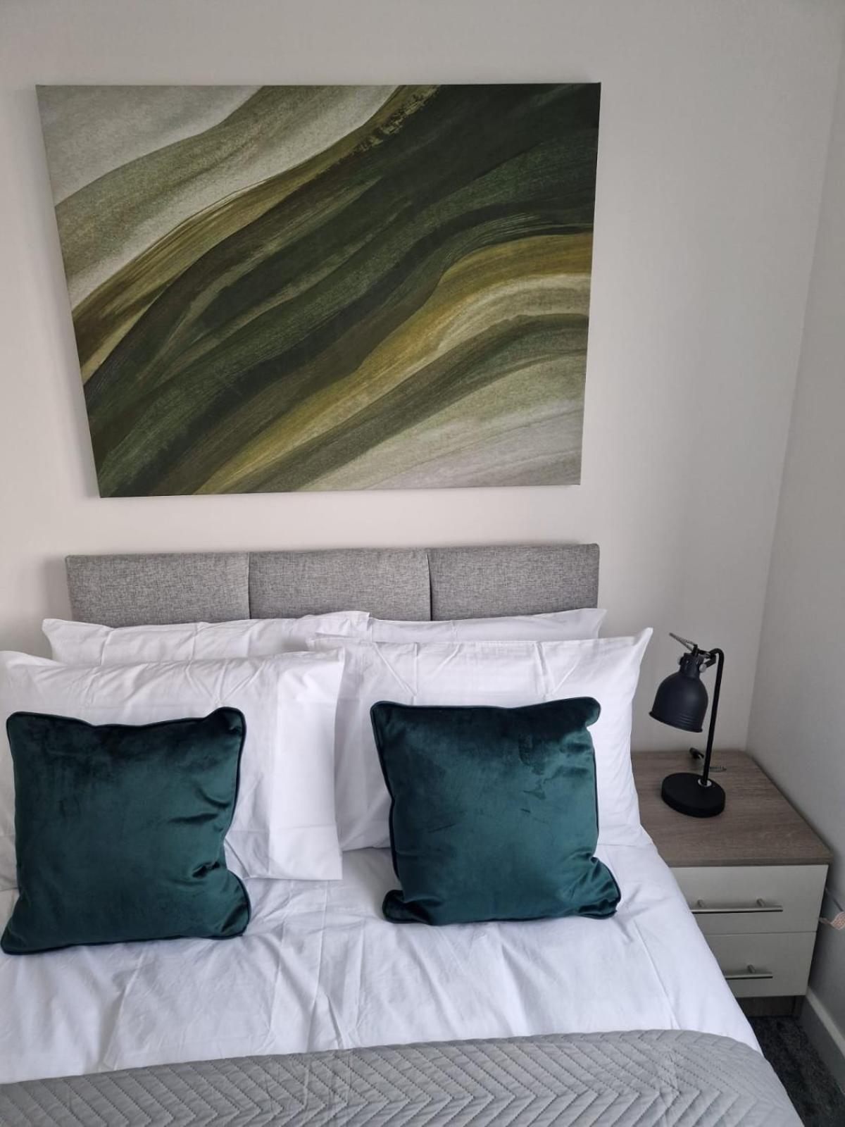 Spacious Luxurious Serviced 4 *