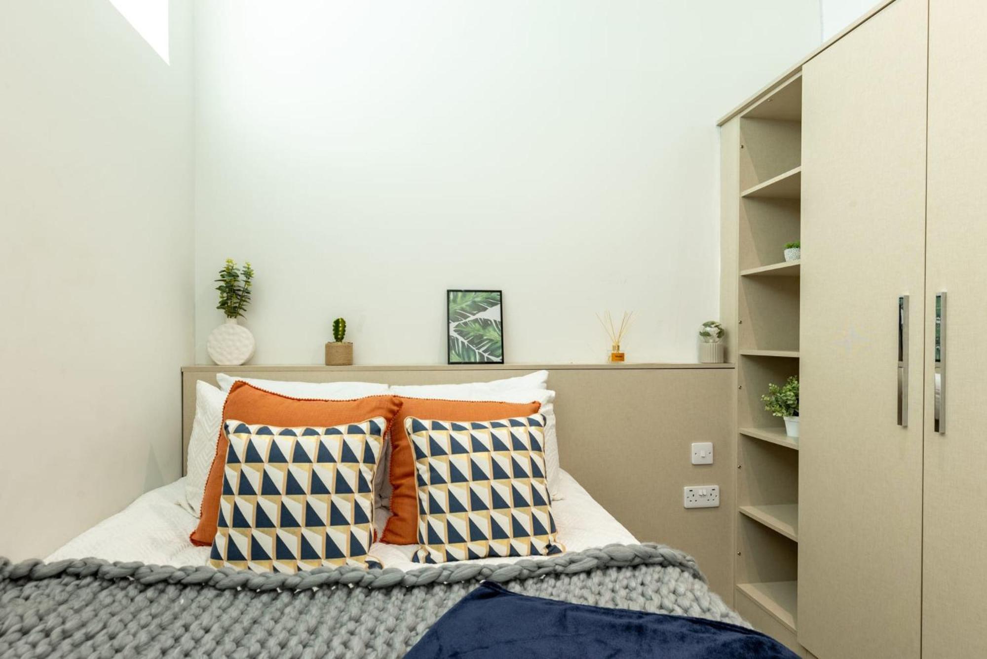 Stylish Living With Stunning Views In Sheffield's Redvers Tower Apartment *