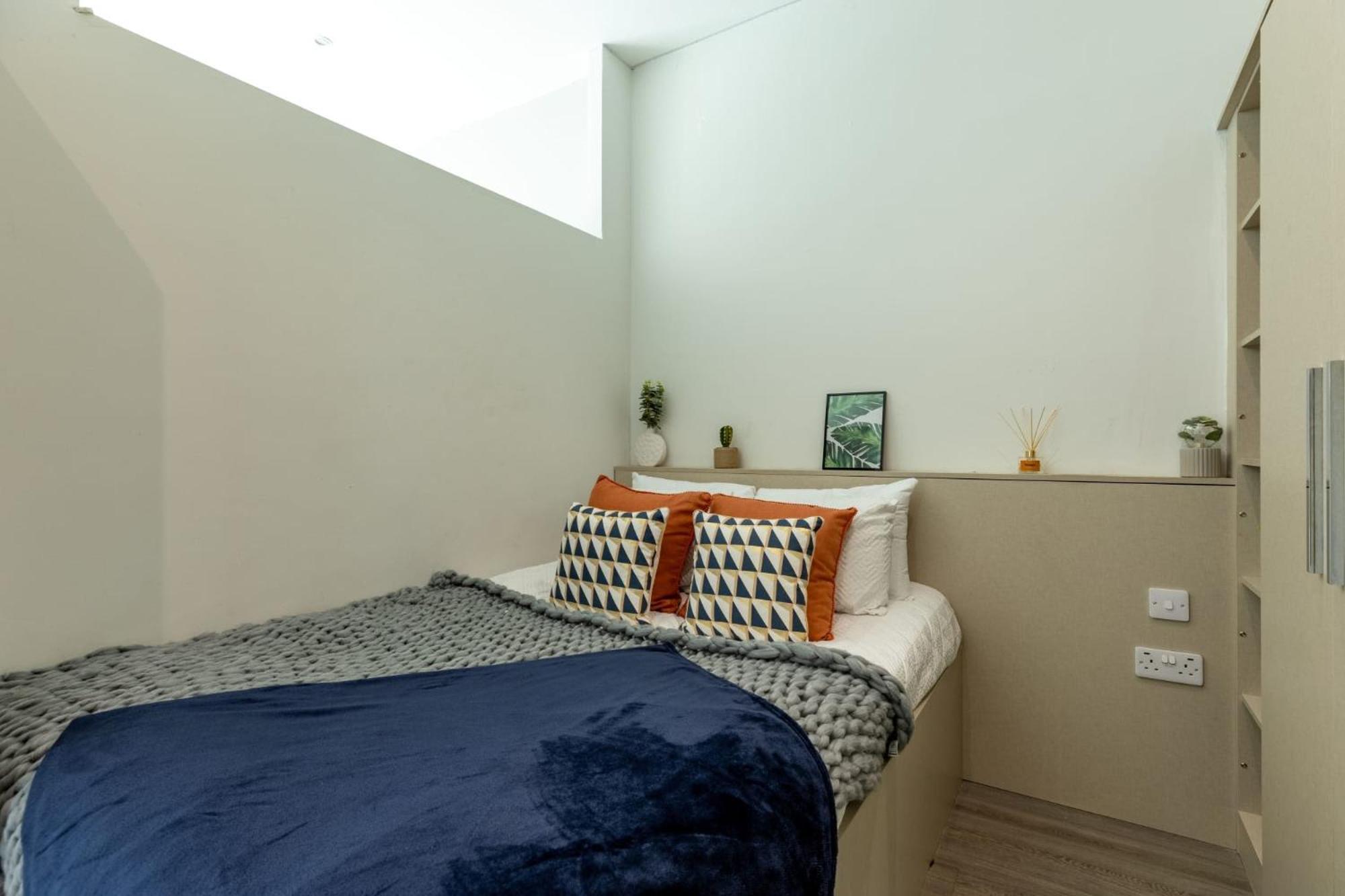 Stylish Living With Stunning Views In Sheffield's Redvers Tower Apartment *