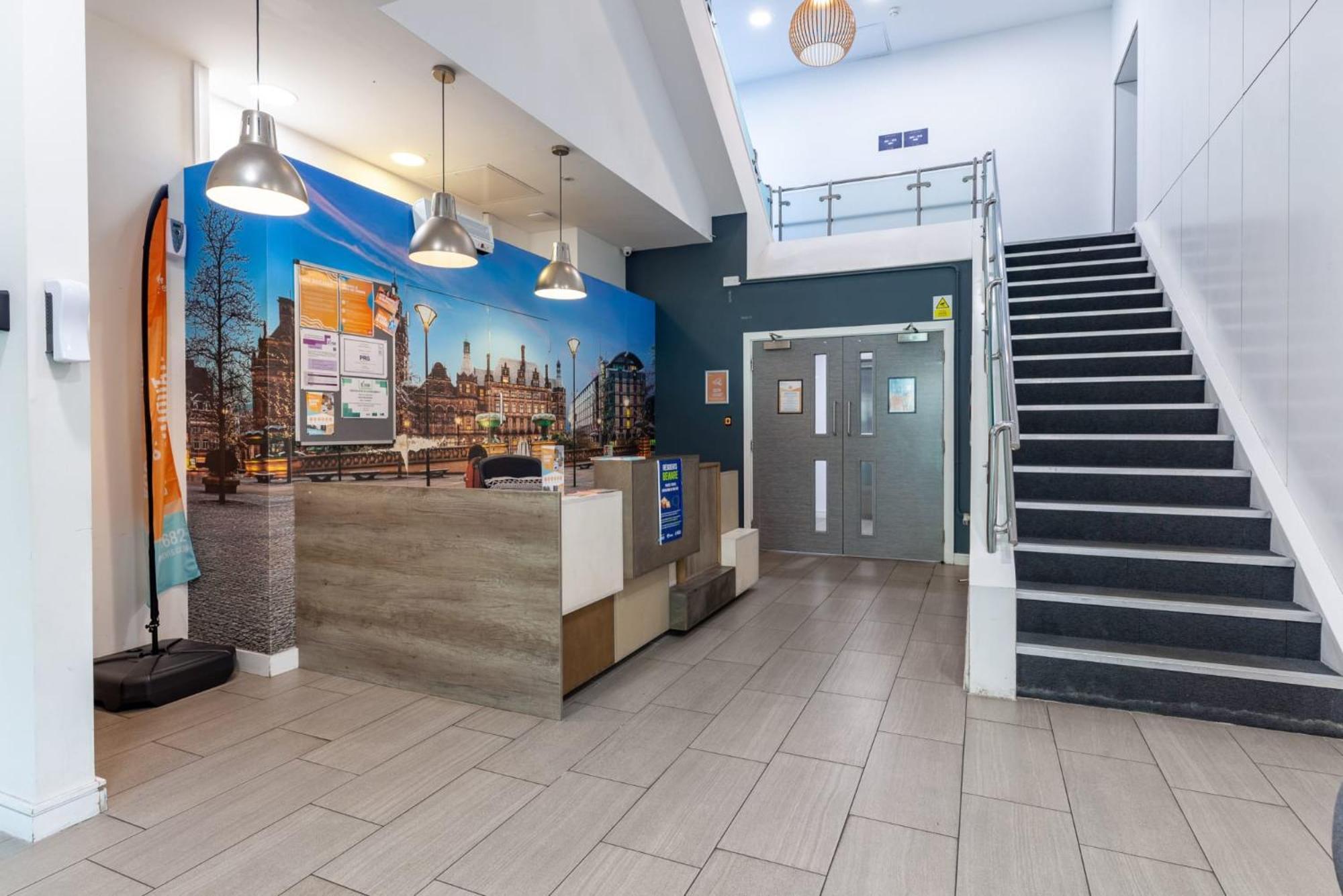 Apartment Stylish Living With Stunning Views In Sheffield's Redvers Tower