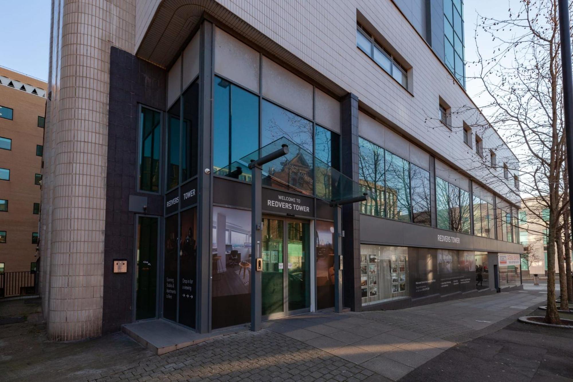 Stylish Living With Stunning Views In Sheffield's Redvers Tower Apartment *