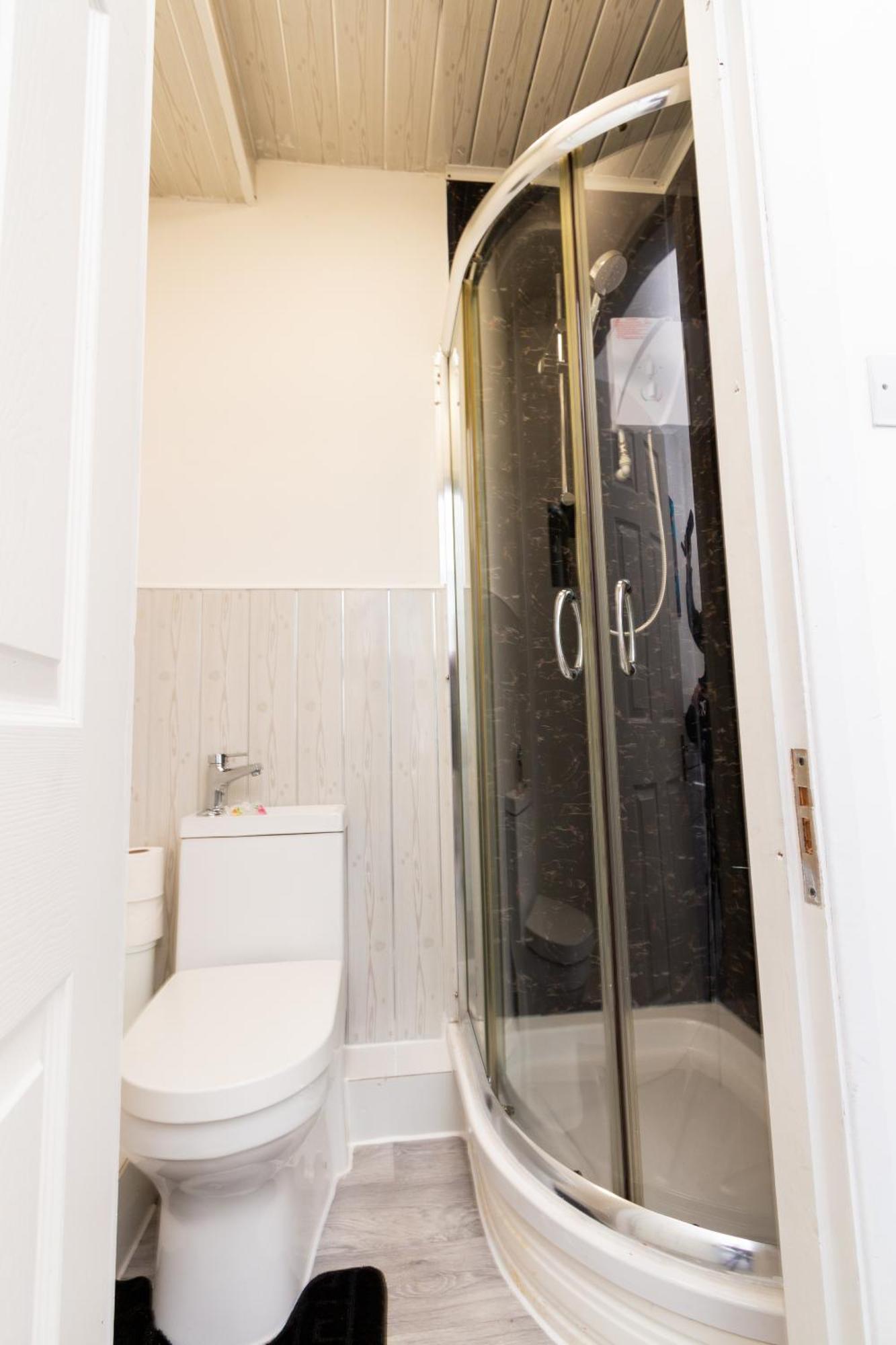 Apartment Suite 3 - Quaint Double Room In A Shared House *