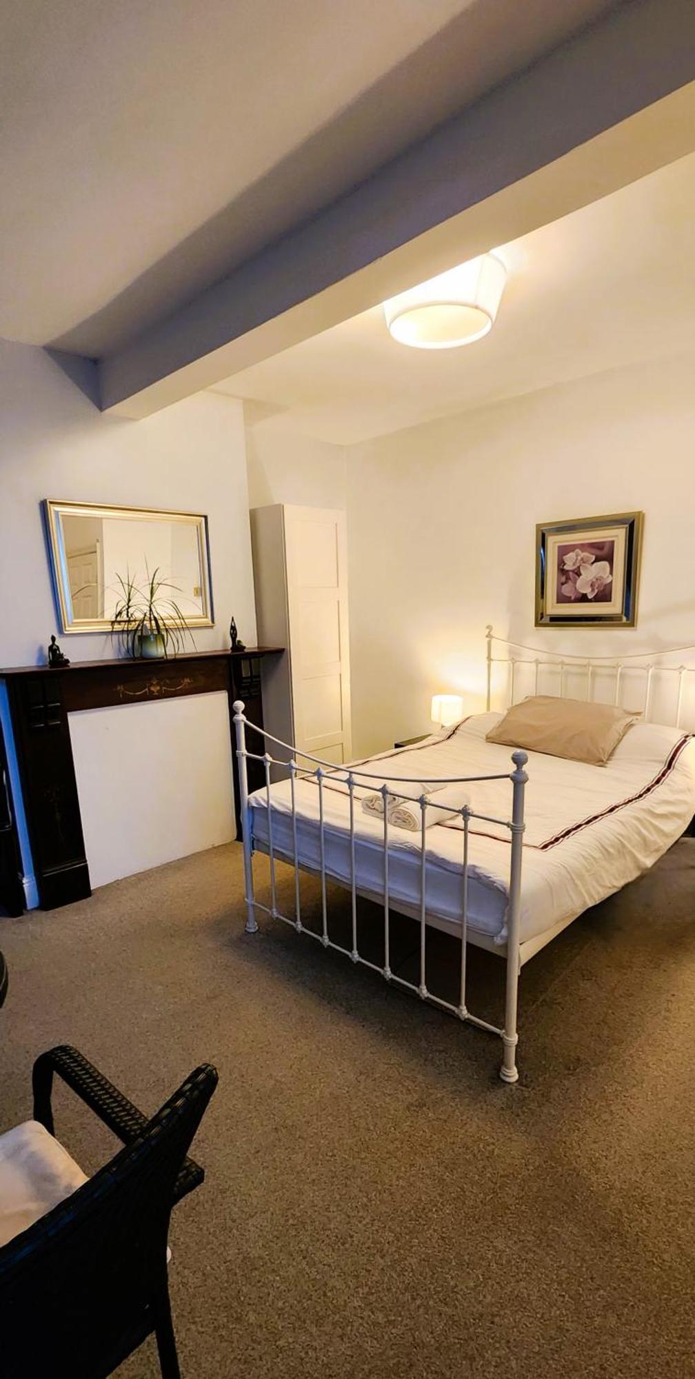 Homestay Spacious Ensuite With Charming Bay Window *