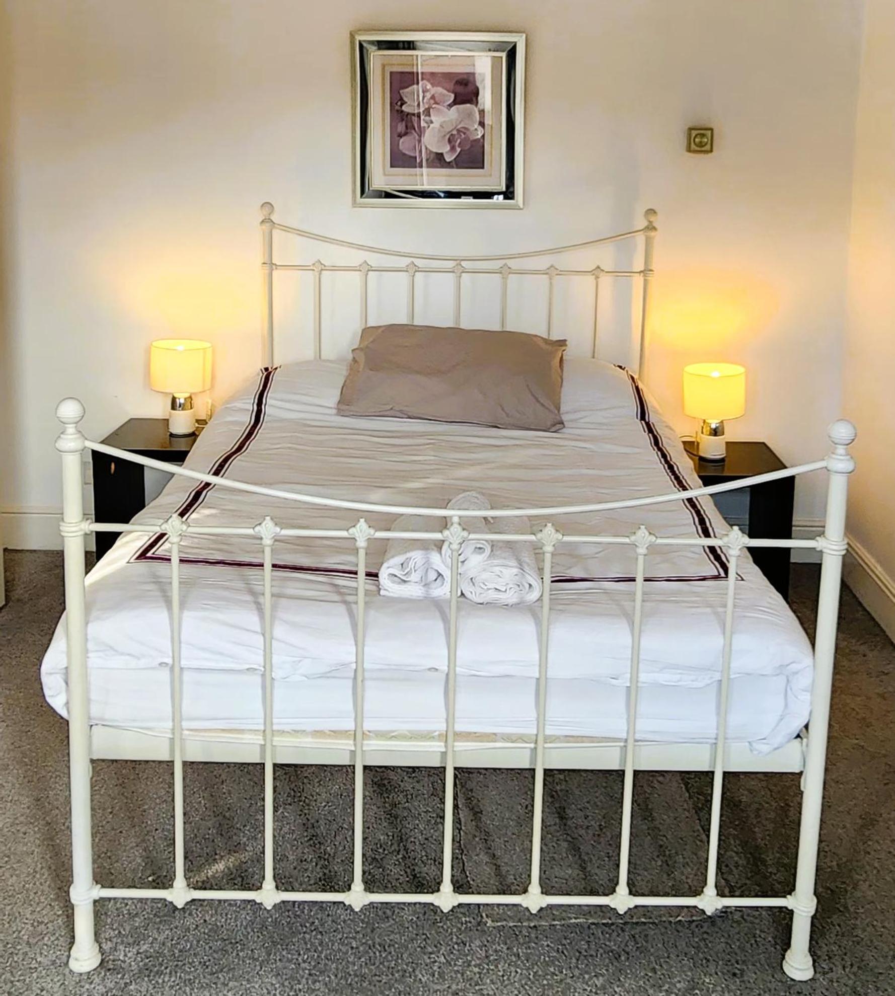 Spacious Ensuite With Charming Bay Window * Sheffield