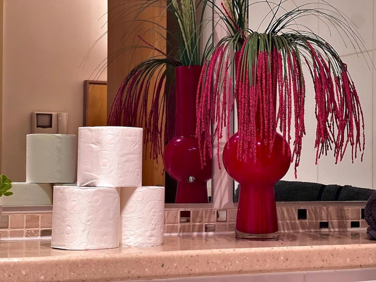 Apartment Vivid, Stylish, Central, Bold, Retro, Intimate, Red Accents, Striking Design, Centre, 1br Sheffield