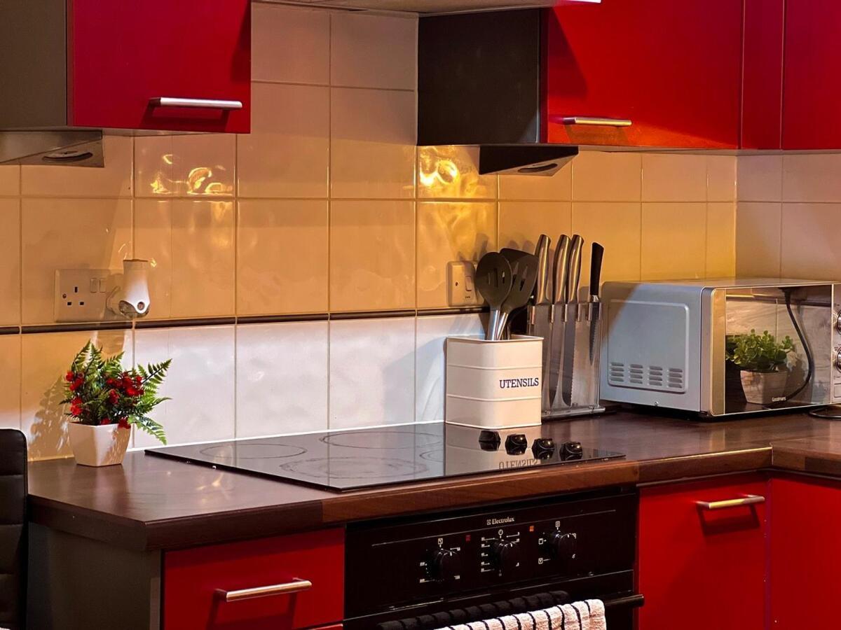 Apartment Vivid, Stylish, Central, Bold, Retro, Intimate, Red Accents, Striking Design, Centre, 1br