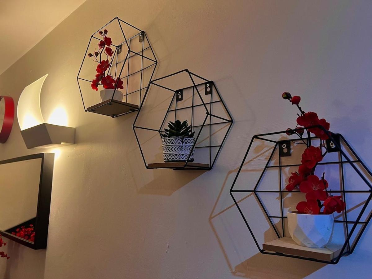 Apartment Vivid, Stylish, Central, Bold, Retro, Intimate, Red Accents, Striking Design, Centre, 1br *