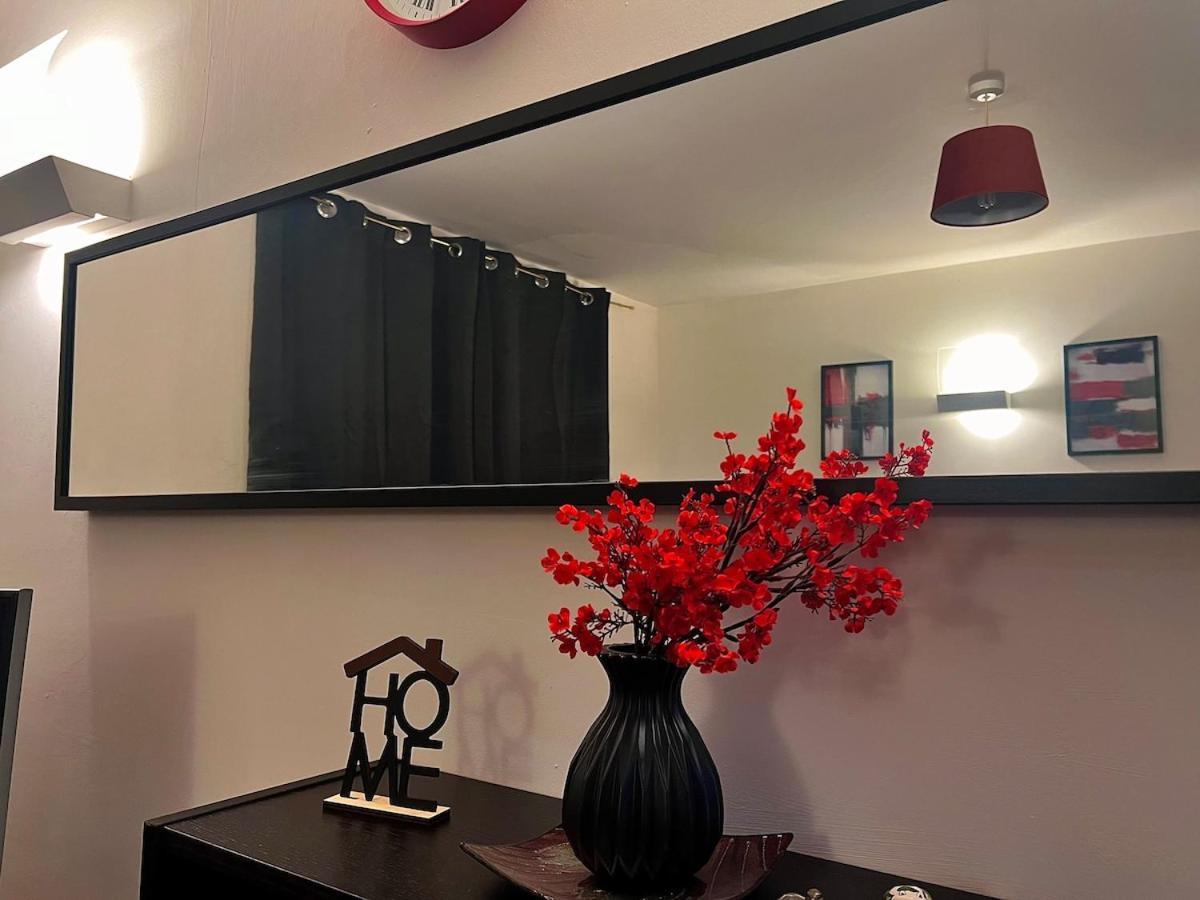 Vivid, Stylish, Central, Bold, Retro, Intimate, Red Accents, Striking Design, Centre, 1br Apartment Sheffield