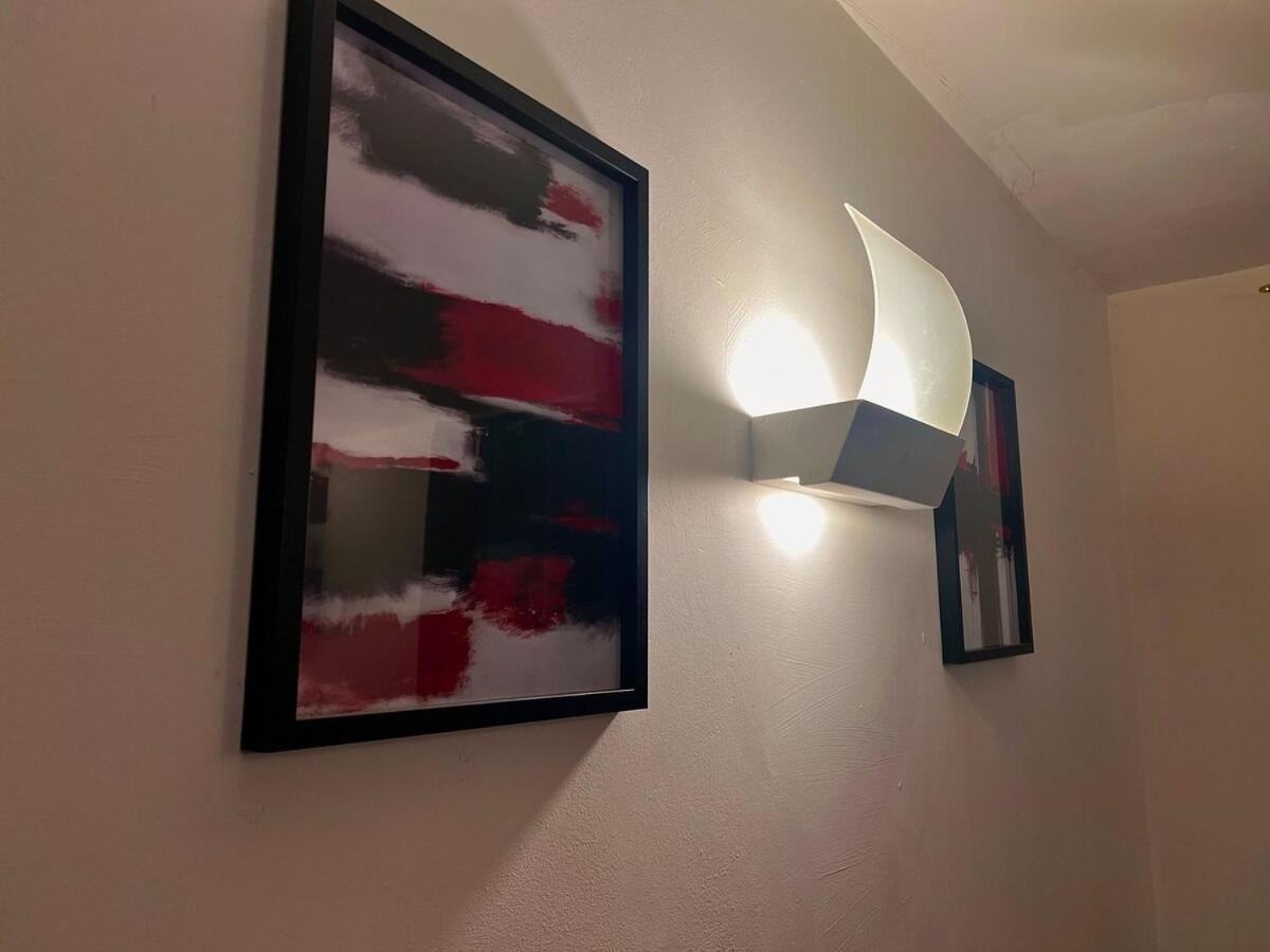 Apartment Vivid, Stylish, Central, Bold, Retro, Intimate, Red Accents, Striking Design, Centre, 1br Sheffield