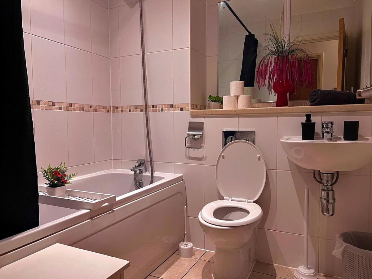 Vivid, Stylish, Central, Bold, Retro, Intimate, Red Accents, Striking Design, Centre, 1br Apartment *