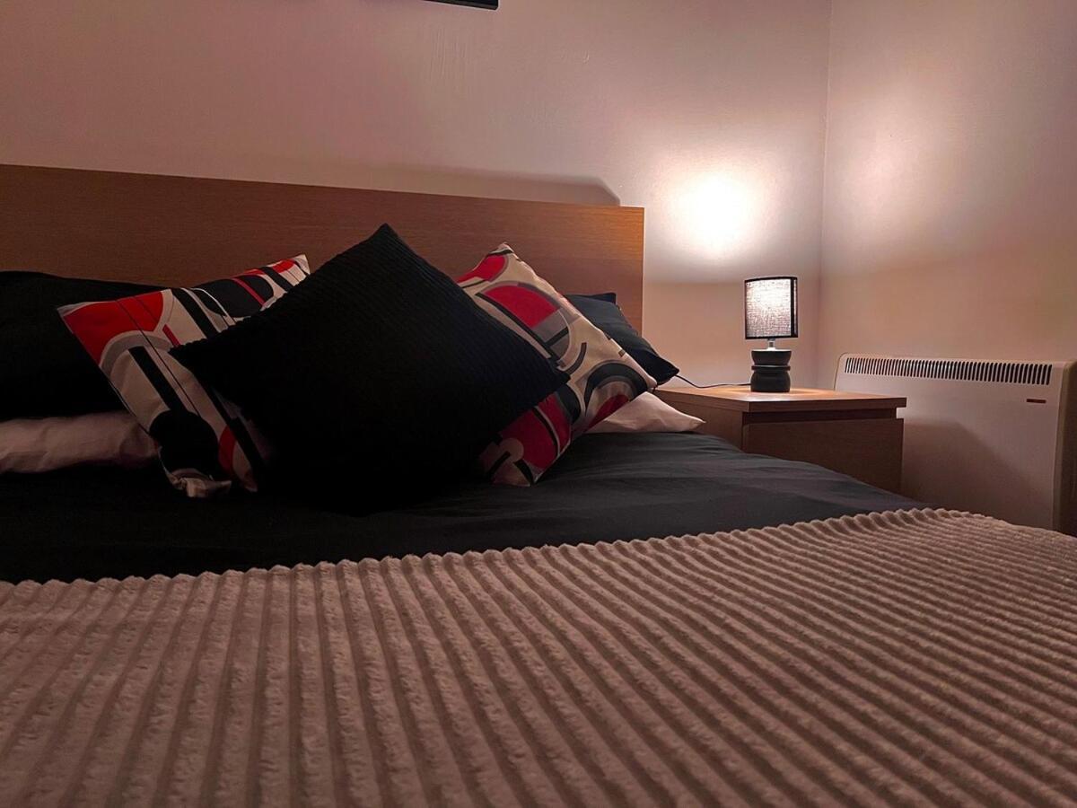 Apartment Vivid, Stylish, Central, Bold, Retro, Intimate, Red Accents, Striking Design, Centre, 1br Sheffield