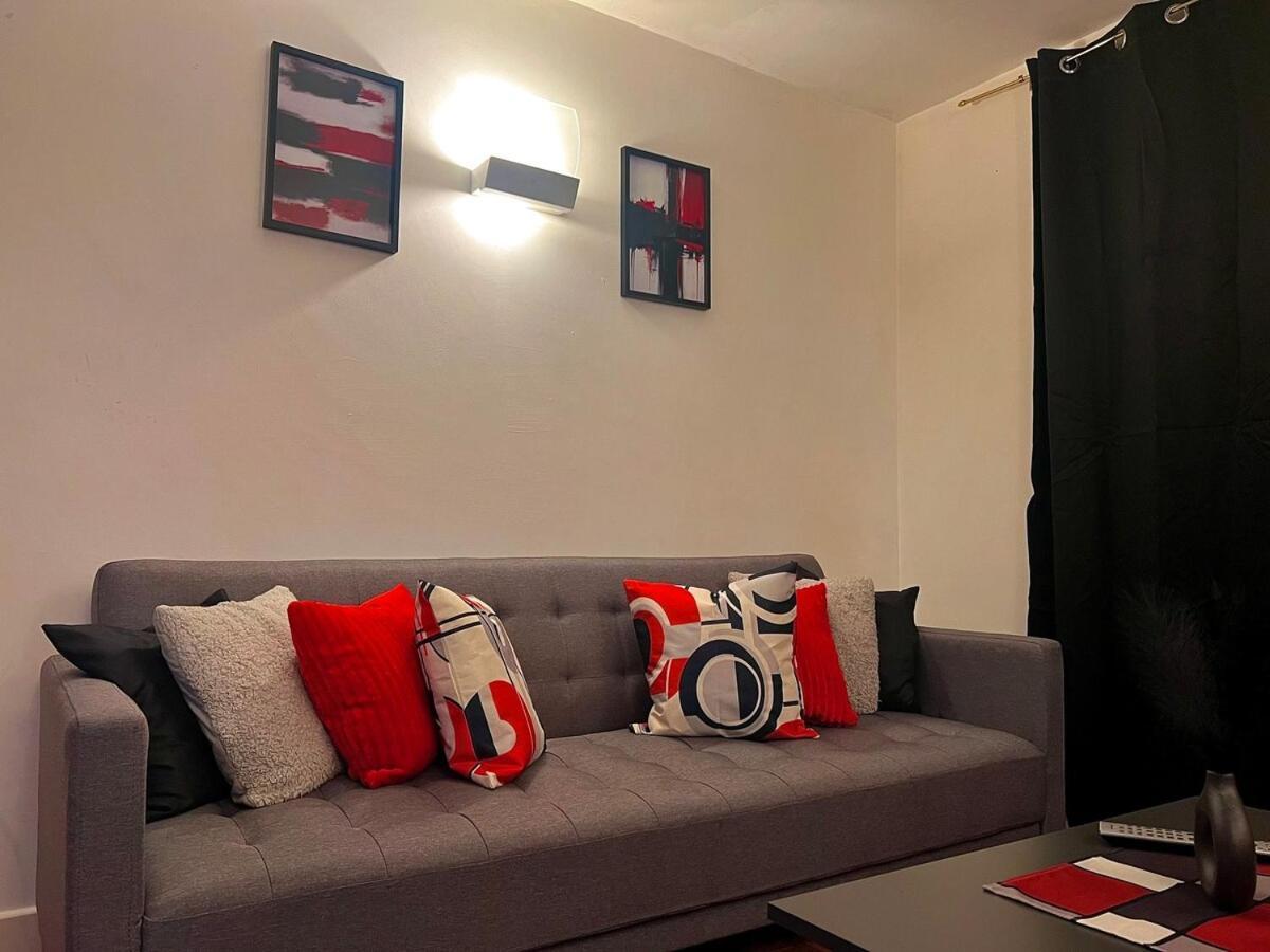Vivid, Stylish, Central, Bold, Retro, Intimate, Red Accents, Striking Design, Centre, 1br *