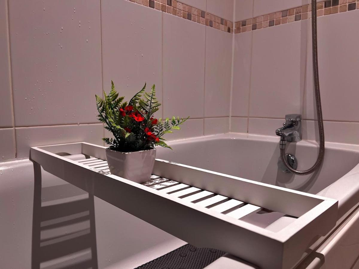 Vivid, Stylish, Central, Bold, Retro, Intimate, Red Accents, Striking Design, Centre, 1br Apartment