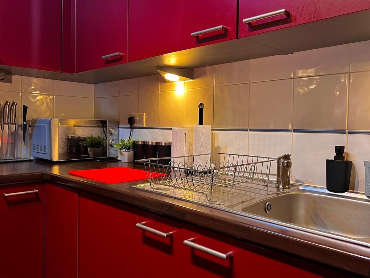 Apartment Vivid, Stylish, Central, Bold, Retro, Intimate, Red Accents, Striking Design, Centre, 1br
