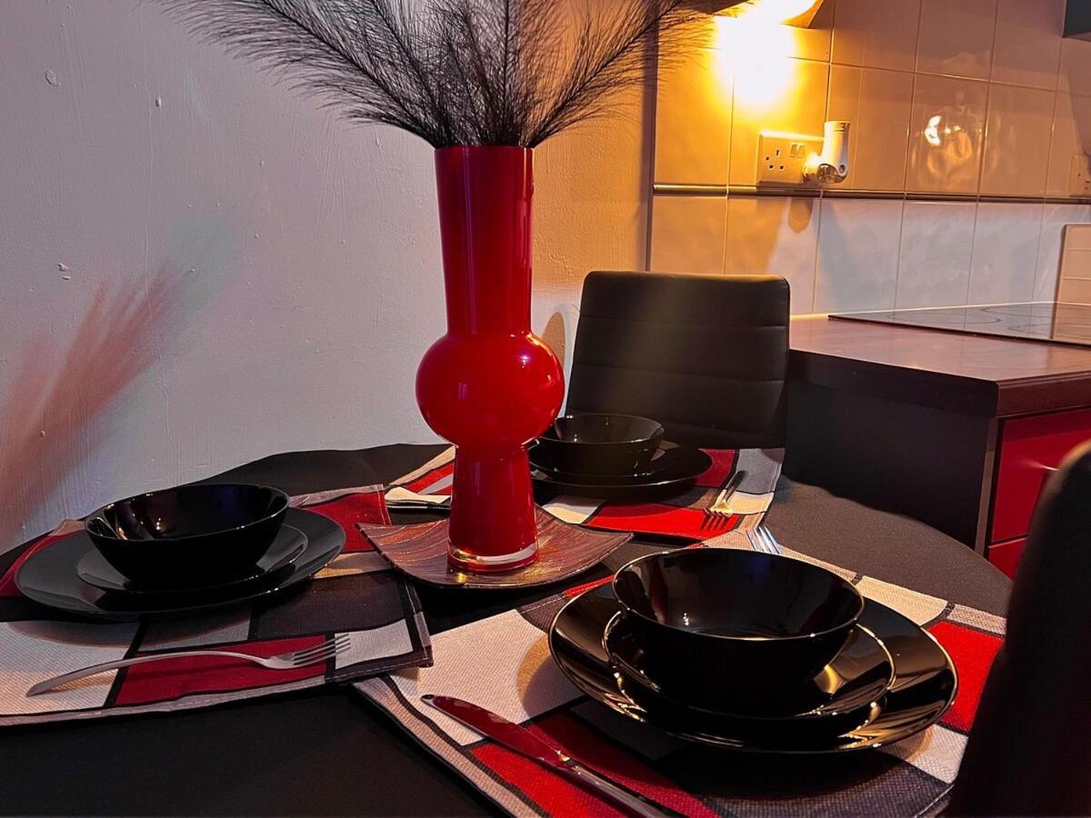 Vivid, Stylish, Central, Bold, Retro, Intimate, Red Accents, Striking Design, Centre, 1br Apartment *