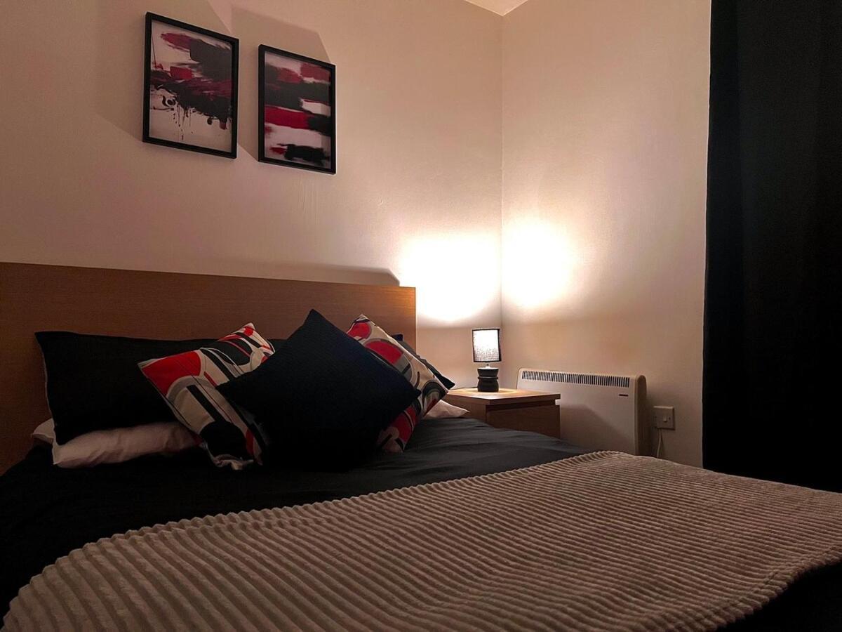 Apartment Vivid, Stylish, Central, Bold, Retro, Intimate, Red Accents, Striking Design, Centre, 1br *