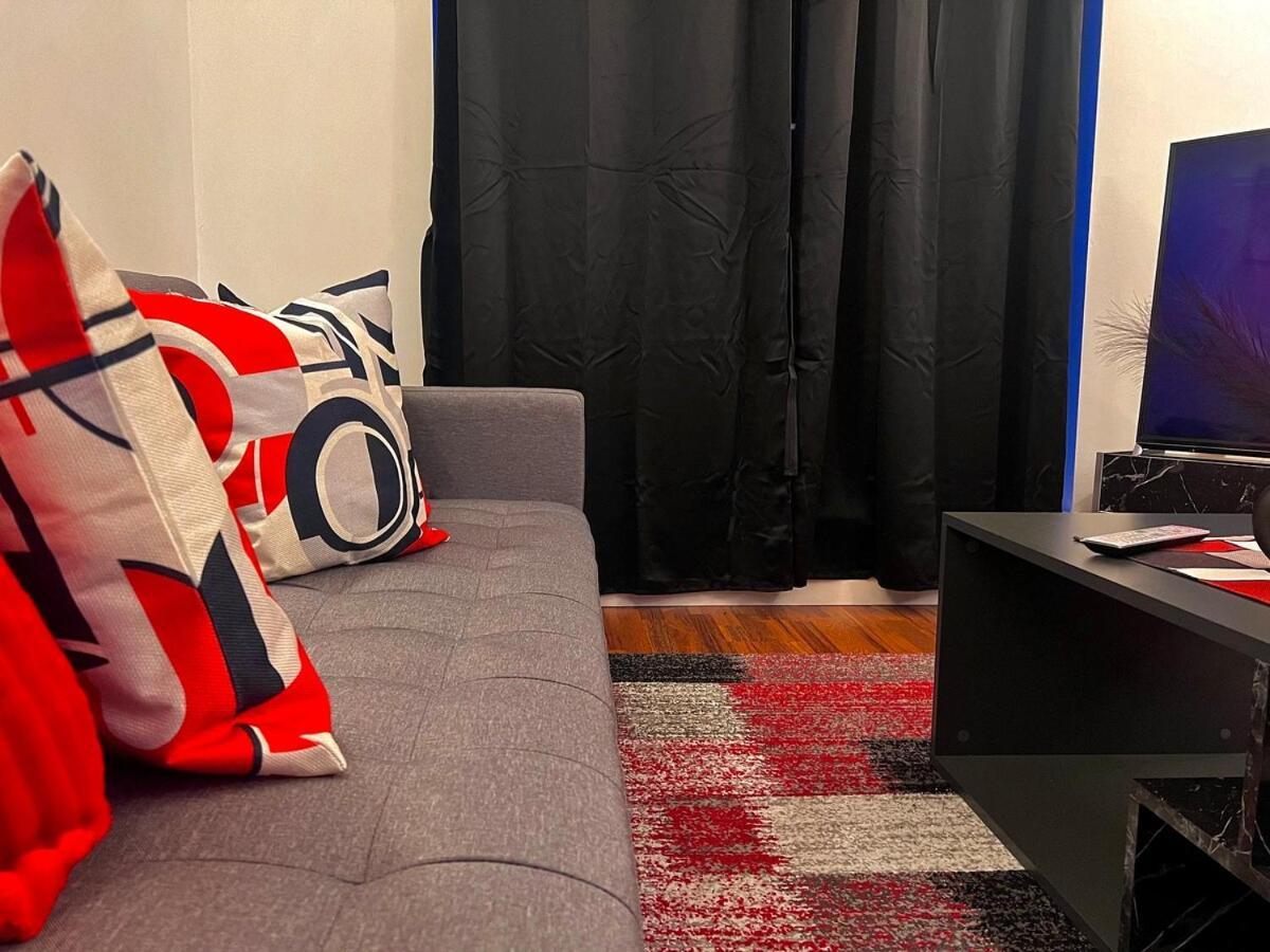 Vivid, Stylish, Central, Bold, Retro, Intimate, Red Accents, Striking Design, Centre, 1br Apartment