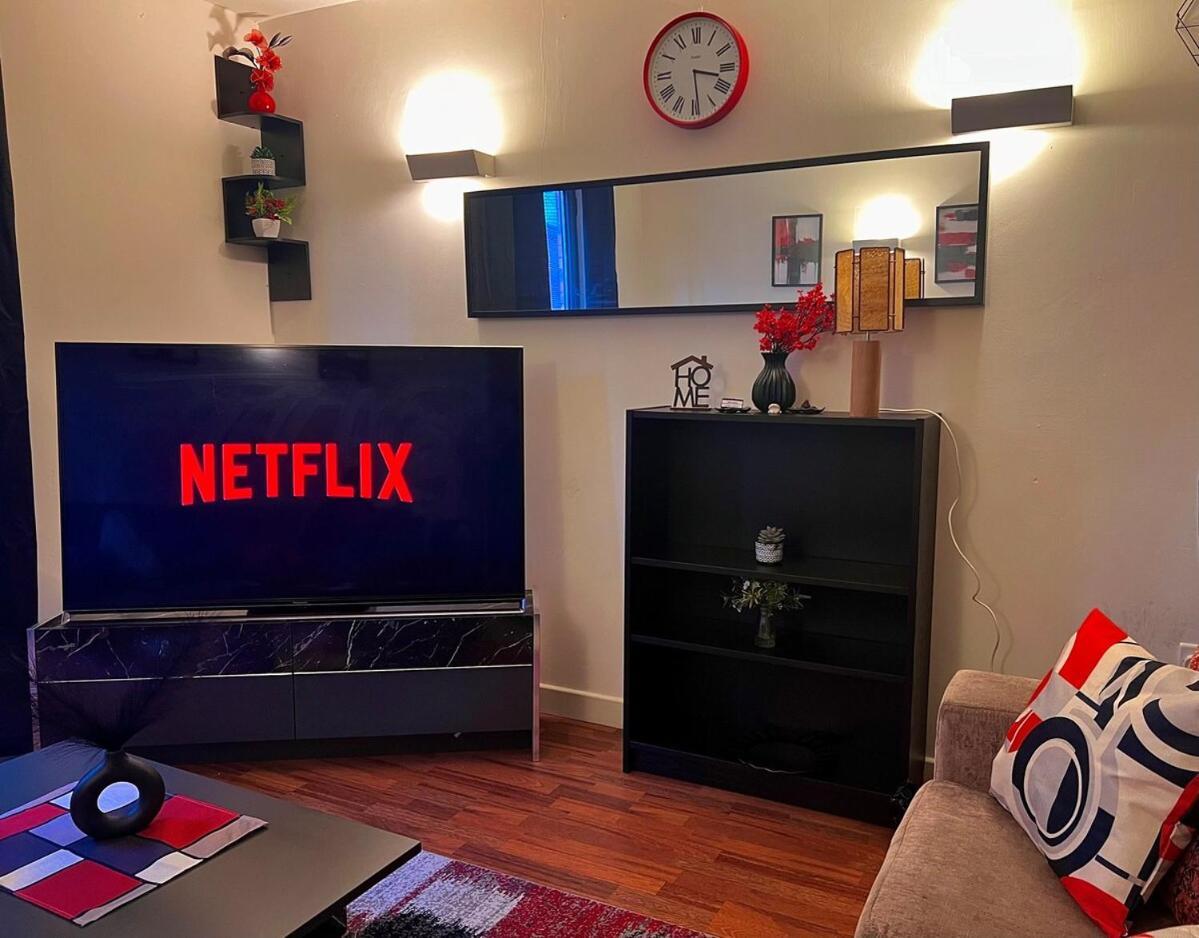 Apartment Vivid, Stylish, Central, Bold, Retro, Intimate, Red Accents, Striking Design, Centre, 1br