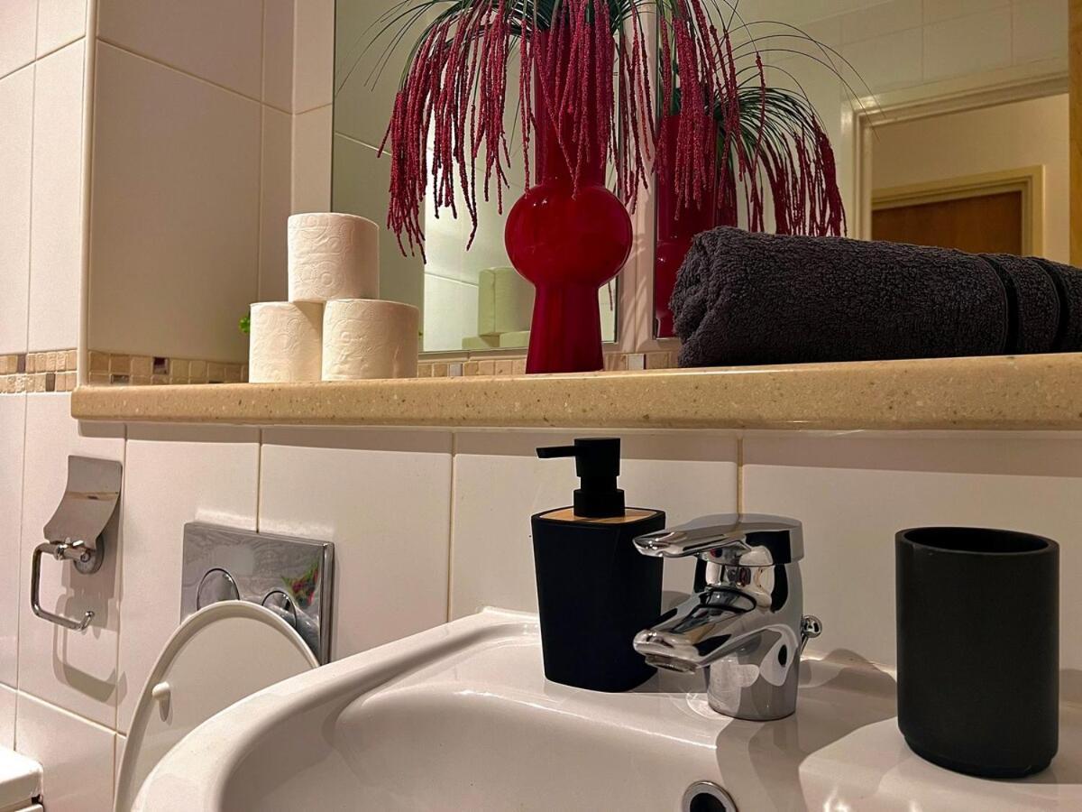 Apartment Vivid, Stylish, Central, Bold, Retro, Intimate, Red Accents, Striking Design, Centre, 1br Sheffield