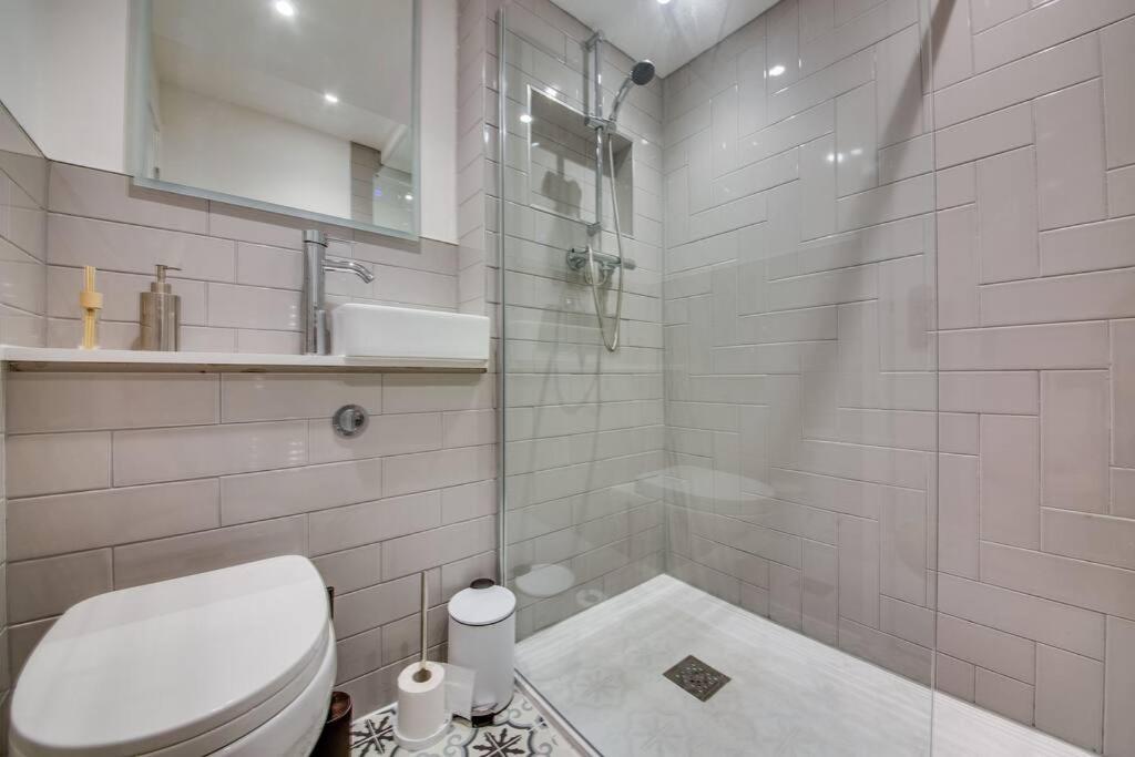 Beautiful Harborough Avenue 6 Bed House