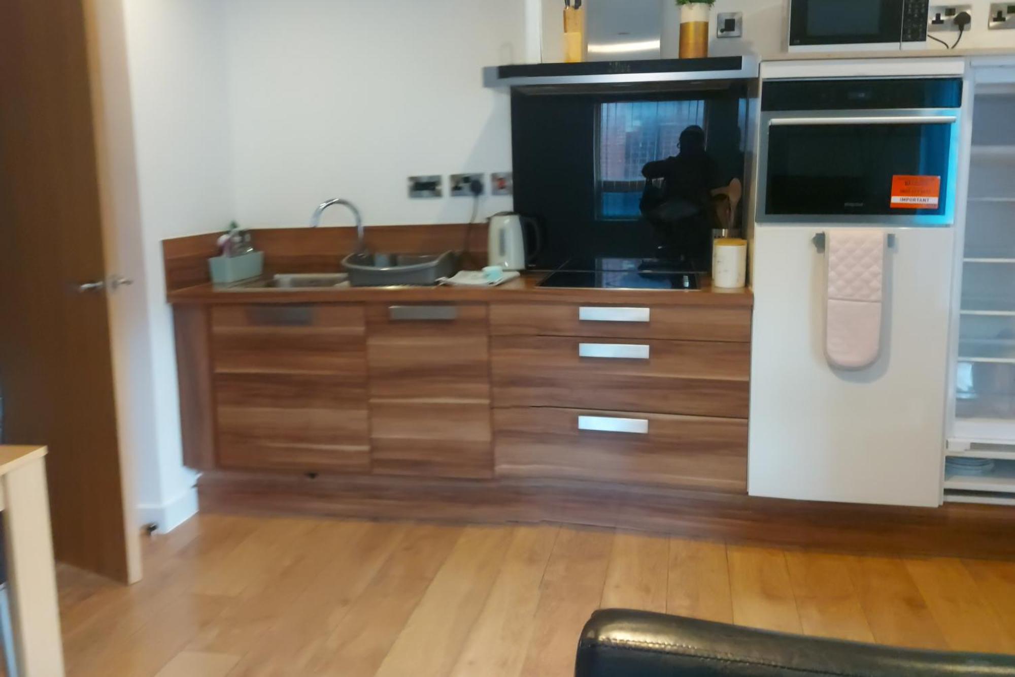 Modern 2-bed -12 Min Walk To Centre Apartment *