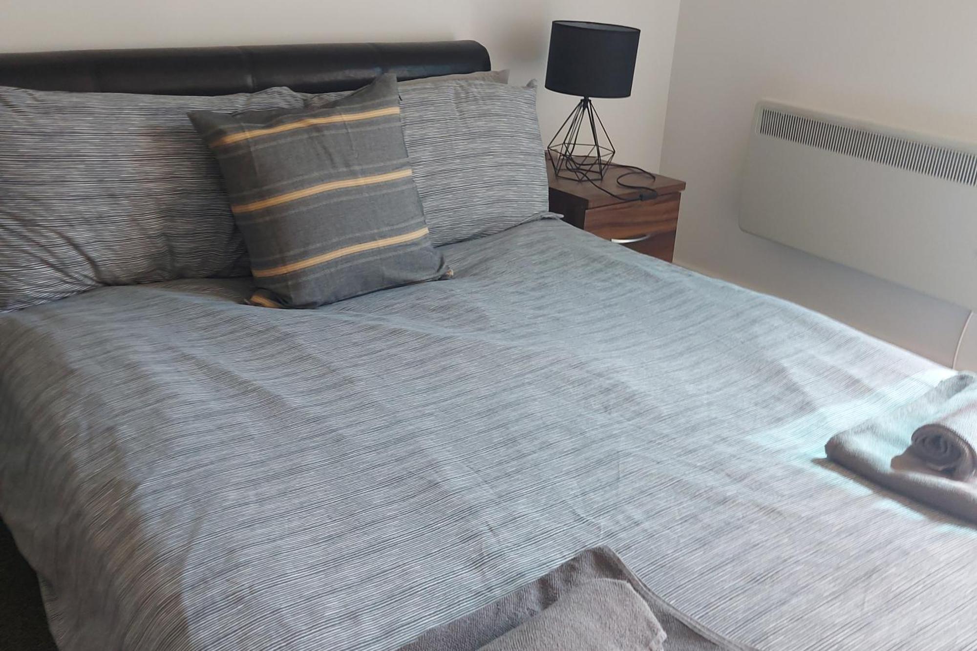 Modern 2-bed -12 Min Walk To Centre Apartment *