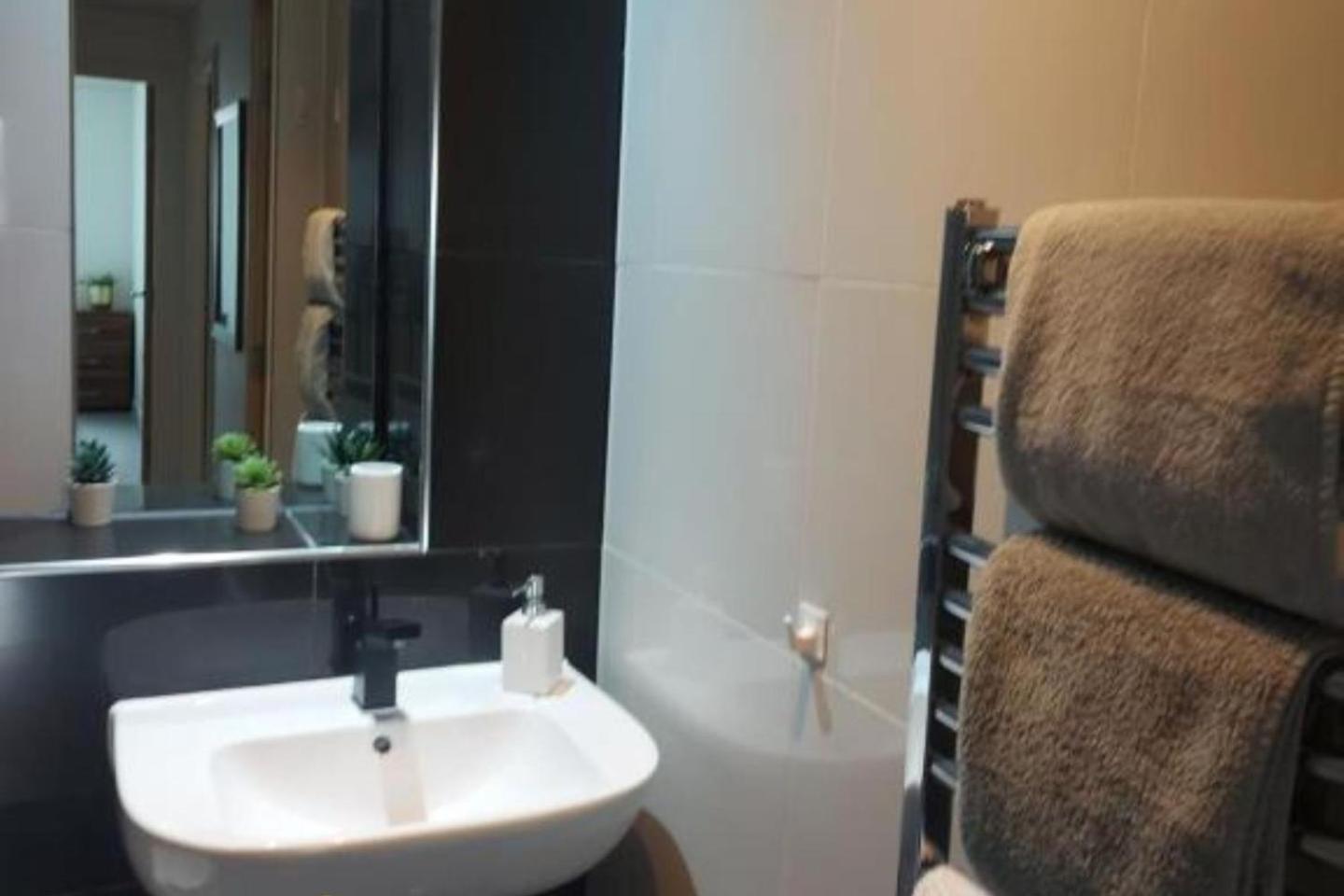 Modern 2-bed -12 Min Walk To Centre *