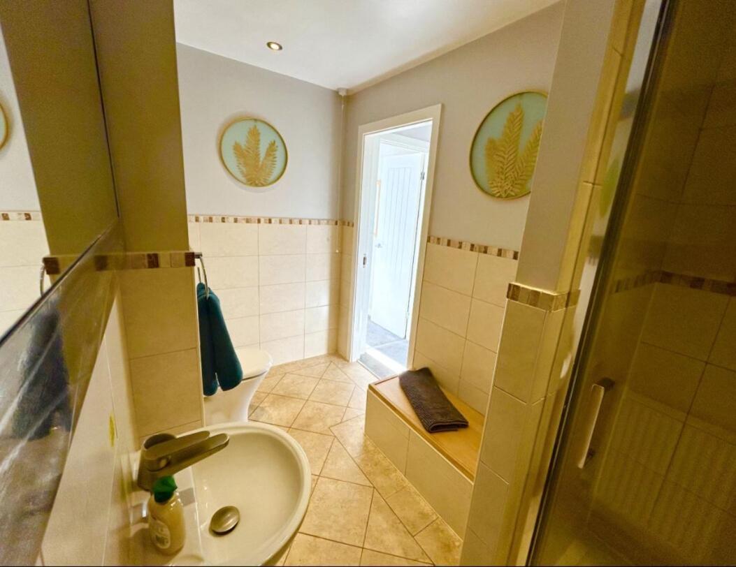 Spacious & Stylish 5br Townhouse - Free Parking Apartment