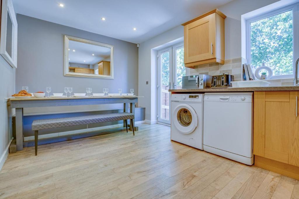 Apartment Spacious & Stylish 5br Townhouse - Free Parking