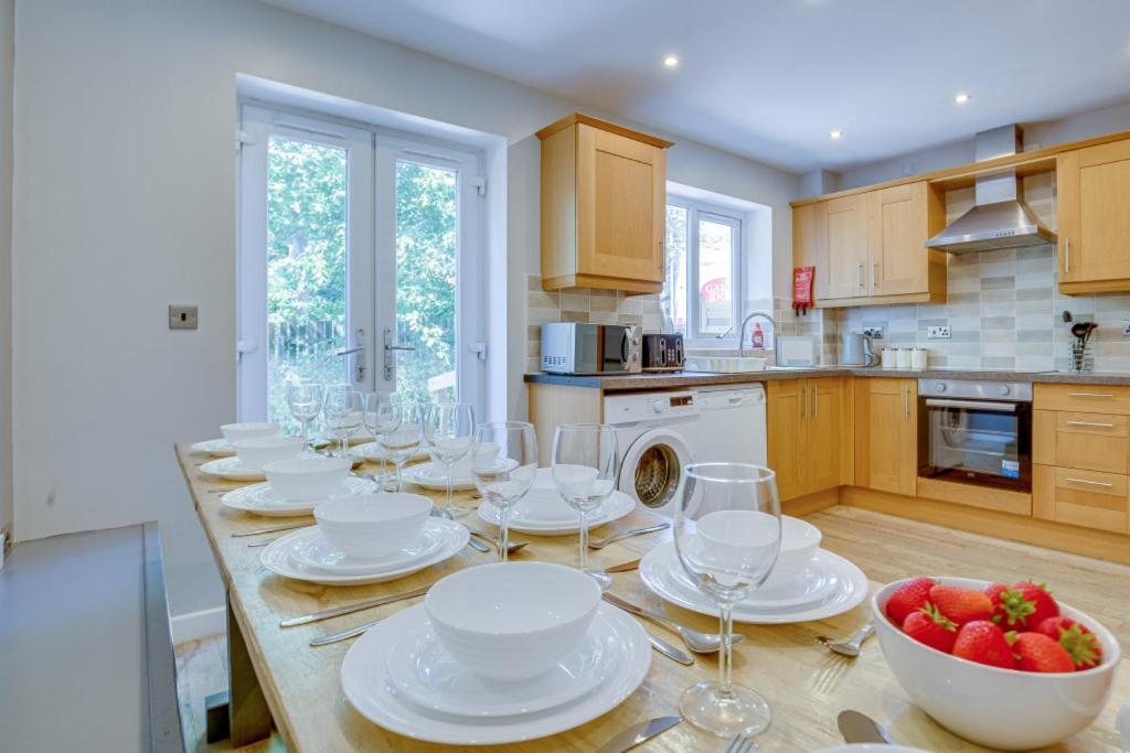 Spacious & Stylish 5br Townhouse - Free Parking Apartment