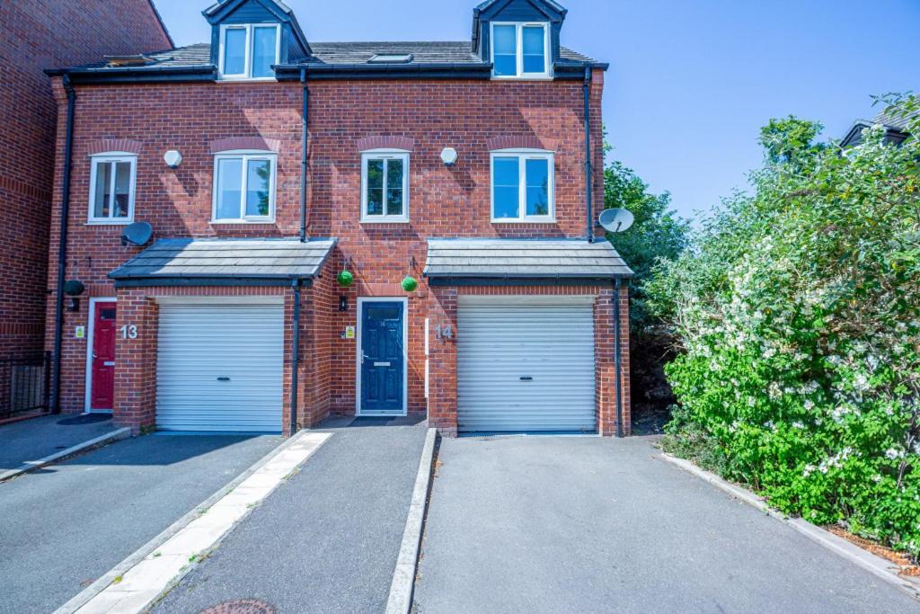 Spacious & Stylish 5br Townhouse - Free Parking Apartment *
