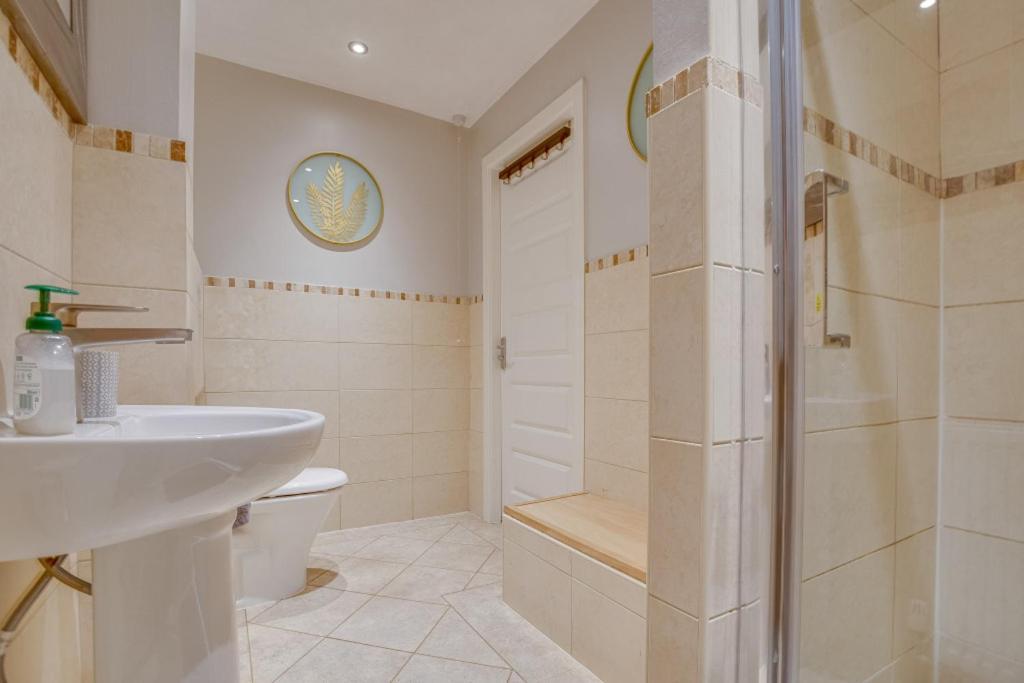 Spacious & Stylish 5br Townhouse - Free Parking *