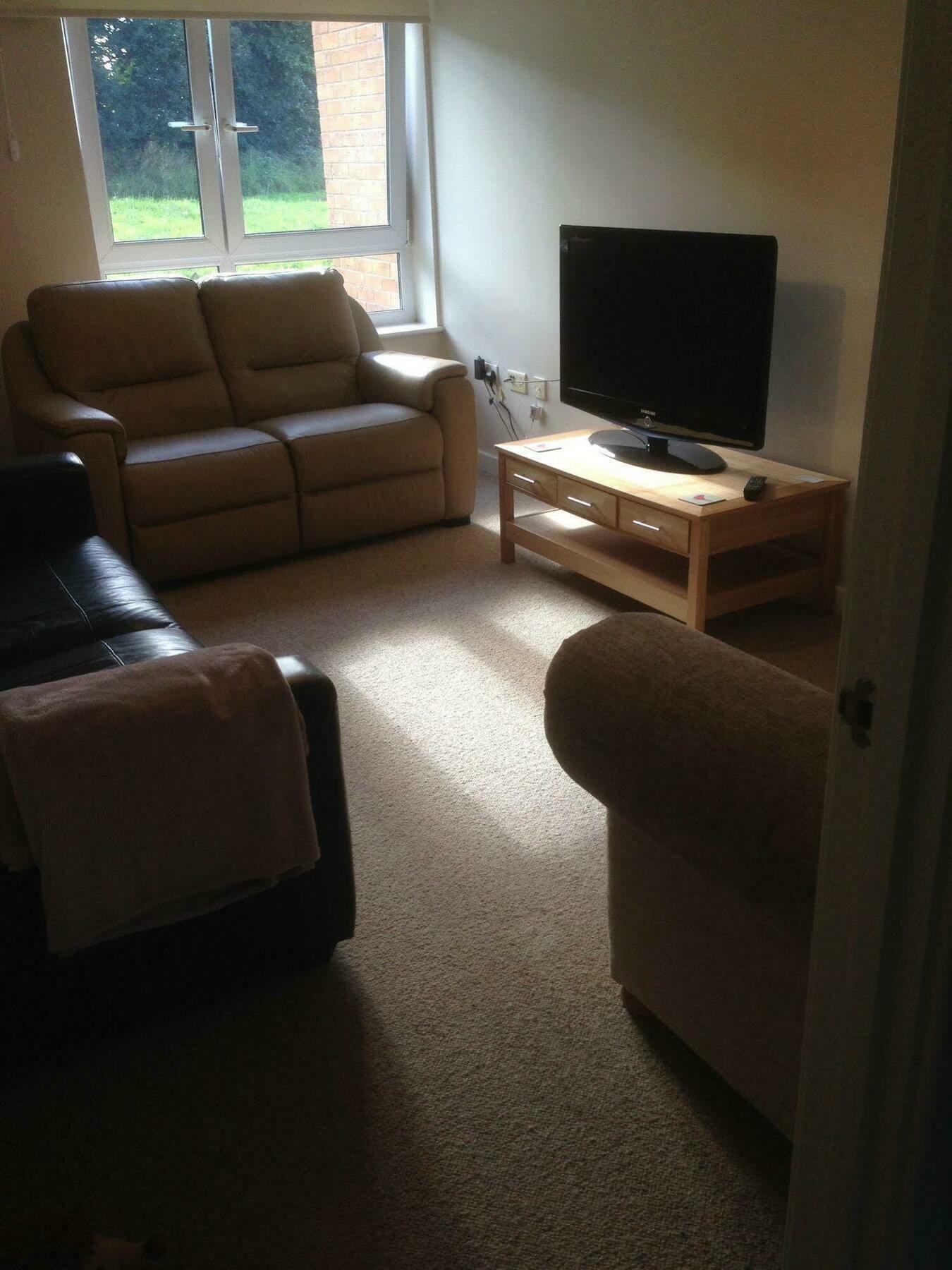 The Beeches - Serviced Duplex *
